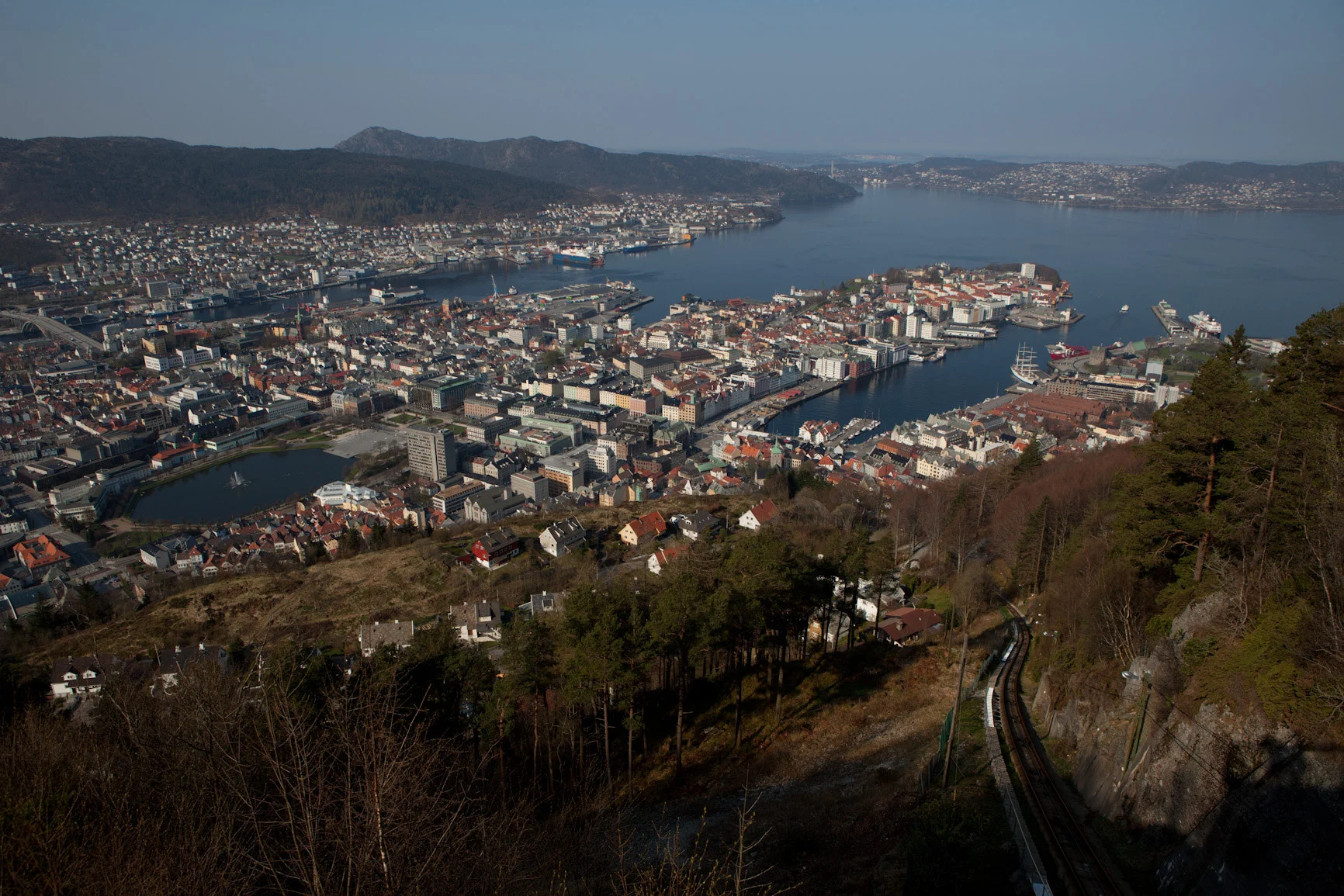 Panoramablick vom Fløyen auf Zentrum, Hafen und Fjord von Bergen, Norwegen.