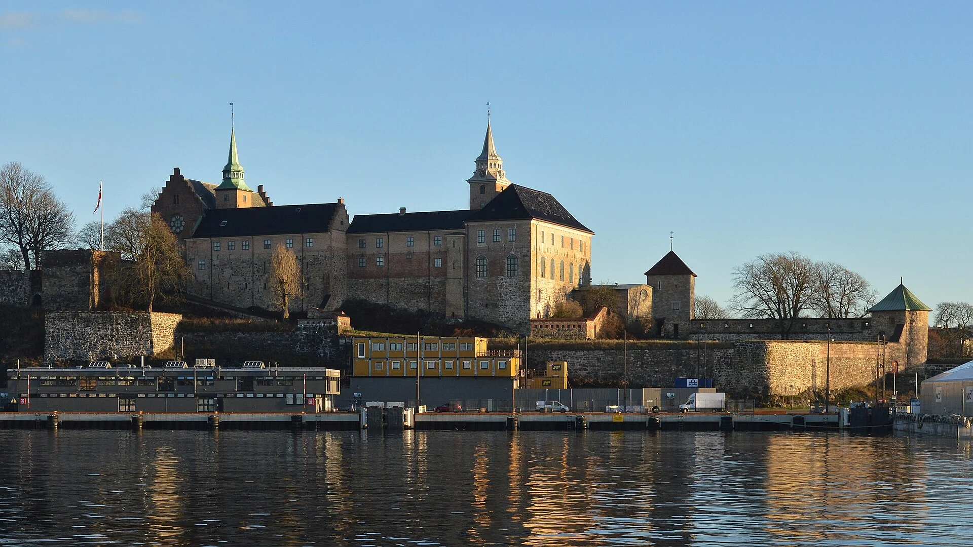Die Festung Akershus in Oslo vom Wasser aus, oberhalb des Kais Søndre Akershuskai.
