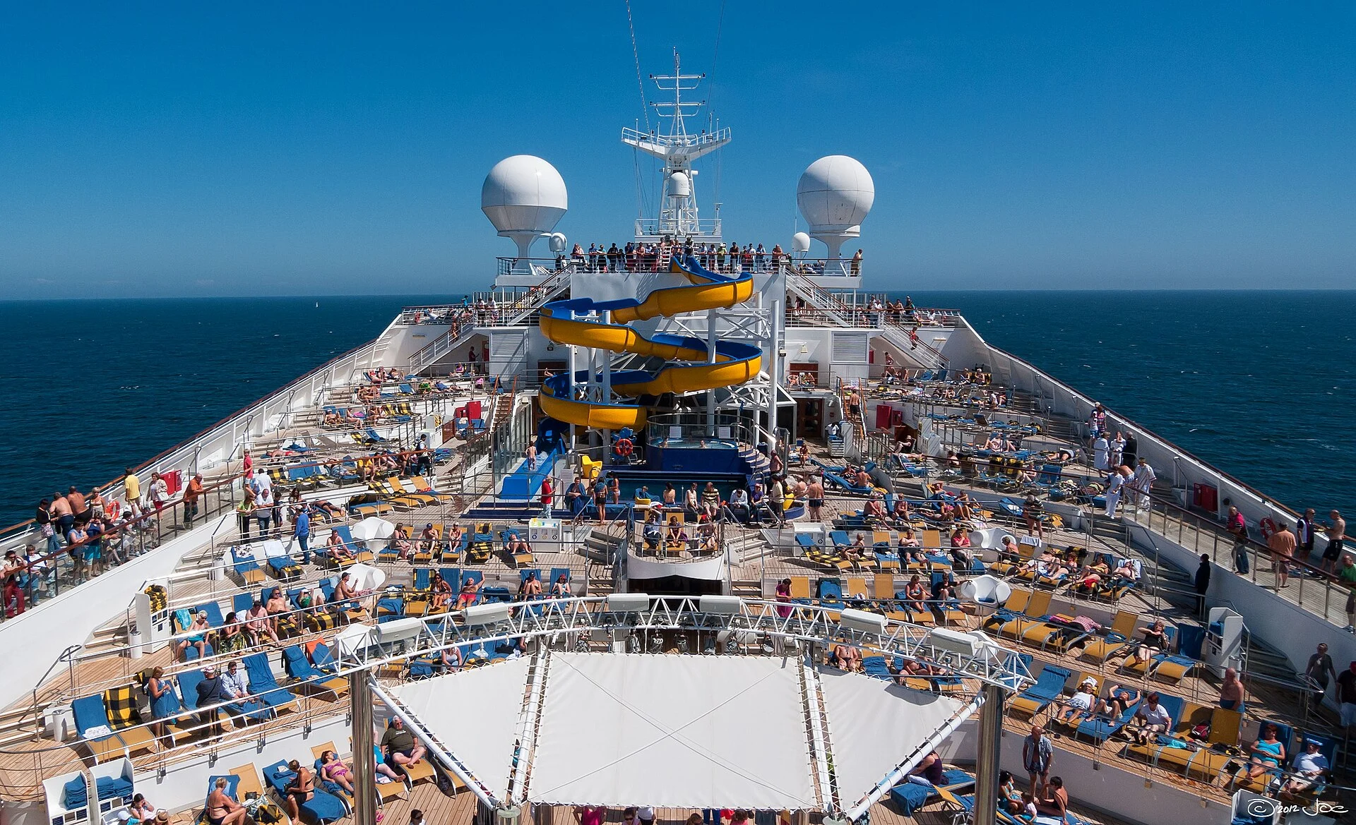 Sonnendeck eines Kreuzfahrtschiffes auf offener See