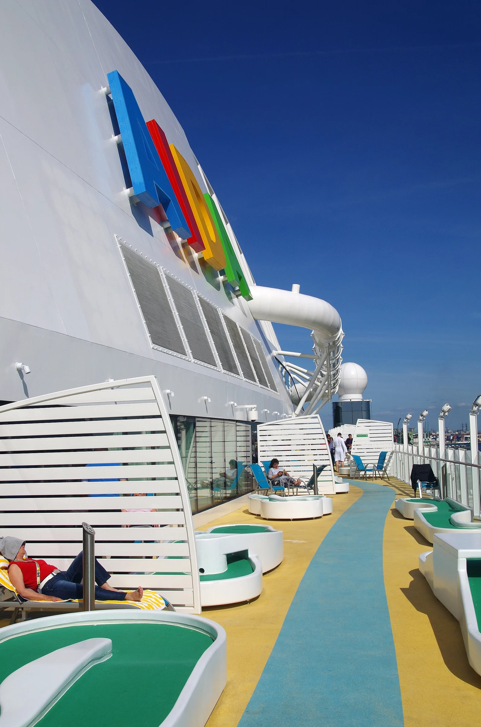 Oberdeck der AIDAprima mit Sportbereich
